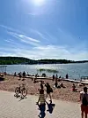Eerik Pommerilaisen hiekkaranta on Turun uusin. Aurajoen rannalla kelpaa köllötellä auringossa.