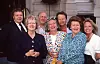 Hyacinthin ja Richardin naapuri Elizabeth alias Josephine Tewson (kuvassa toinen vasemmalta) menehtyi 91-vuotiaana elokuussa 2022. Hänen Emmet-veljeään näytellyt David Griffin (kuvassa kolmas oikealta) on nykyään 82-vuotias.