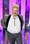 Toisella Putous-kaudellaan Antti Tuomaksen sketsihahmo oli eläkkeellä oleva bussikuski Auto-Seppo Tikkakoskelta.