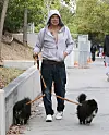 Mickey Rourke toukokuussa 2026 kahden koiransa kanssa.