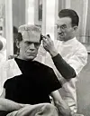 Christopher Lee maskeeraajan käsittelyssä elokuvan Frankensteinin kirous (1957) kuvauksissa.