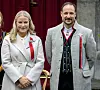 Mette-Marit ja Haakon. Mette-Marit on joutunut usein turvautumaan happiviiksiin sairastamansa keuhkofibroosin takia.