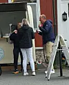 Janne Porkka syö jäätelöä
