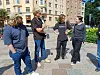 Piritorille kokoontuneet fanit juttelivat Brandon Jackin (vas.) ja Jaakko Keson kanssa heidän matkastaan ja Tämä on Suomi -sarjan teosta.
