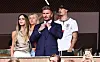 Victoria ja David Beckham katsomassa Englannin peliä tyttärensä Harperin ja poikansa Romeon kanssa.