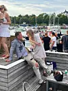 Jossain kohtaa JP joutui pitämään taukoa tanssimisesta. Seuraa hänelle piti ex-vaimo Nettaa muistuttanut nainen viinapullo kädessään.