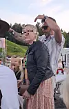 Janne oli ystäviensä kanssa hyväntuulisena sekä suostui myös fanikuviin.