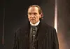 Ralph Fiennes kuvattuna huhtikuussa 2026 näytelmässä Grace Pervades.