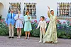 Kuin värisuora! Perheen iloinen olemus näkee myös heidän vaatteissaan.
