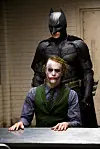 Heath Ledger (edustalla) voitti Jokerin roolistaan parhaan miessivuosan Oscarin. Jokerin takana Christian Balen esittämä Batman.
