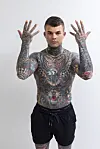 Niko on tunnettu myös näyttävistä tatuoinneistaan.
