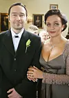 Salatut elŠmŠt.MTV3 torstaina 4.10.2007 klo 19.30. Osa: Lauran ja 'Eeron' kartanohŠŠt. Haikon kartanossa kuvattu erikoisjakso osaa myšs yllŠttŠŠ katsojat, ja juhlavierailla sekŠ tv:n katselijoilla riittŠŠ puhetta pitkŠksi aikaa. Jennin epŠilyt 'Eerosta' ovat herŠnneet jŠlleen. Oona on 'hyvŠksynyt' kihlauksen paljastaakseen 'Eeron' oikean henkilšllisyyden ja pŠŠttŠŠ hankkia todisteita asiasta. Kotimainen draamasarja.Kuvassa: Teemu LehtilŠ ('Eero' eli Aaro) ja Piitu Uski (Laura). KŠytettŠvŠksi vain MTV:tŠ koskevan aineiston yhteydessŠ
