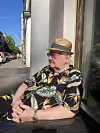 Tom Sjöberg nauttii kesäisin kadulla istuskelusta.