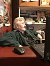 Suurin osa ajasta menee kuitenkin pornoputiikin takahuonessa, jossa mies linjaa maailman asioita.