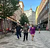 Seurassa oli katu-uskottava kaljupää ja todellinen kaunotar.