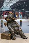 Karhuherra Paddingtonilla on oma patsas Lontoon Paddingtonin juna-asemalla.