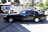 Musta Lincoln Town Car odotti pihalla uutta omistajaansa.