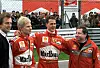 Mika ja Michael Schumacher vuonna 1999 Ferrarin haalareissa.