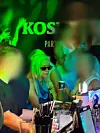 Sofian sininen mekko kiinnitti ihmismassassa huomion.