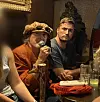 Andy antoi kävelykeppinsä vieressä istuneen naisen syliin esityksensä ajaksi.