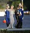 Eva O'Neill saapui näin näyttävässä asussa juhlistamaan poikansa ja Ruotsin prinsessan häitä.