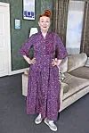 Arkistokuva 2025. Jenni poseerasi Seiskalle Vaimoni on toista maata -näytelmän ensi-illassa.