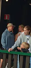 Rennosti pukeutunut Mikael jutteli vaimolleen hymyillen.