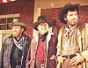 Urallaan Walter Brennan (kuvassa keskellä) profiloitui vahvasti lännenelokuvien näyttelijäksi. Kuva on elokuvasta Varokaa sheriffiä.