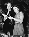 Walter Brennan teki menestyksekkään elokuvauran. Hän on edelleen historian ainoa näyttelijä, joka on palkittu kolmella parhaan sivuosan Oscarilla. Kuvassa hän ihailee vuoden 1939 Oscar-gaalassa elokuvasta Kentucky (1938) saamaansa palkintoa.