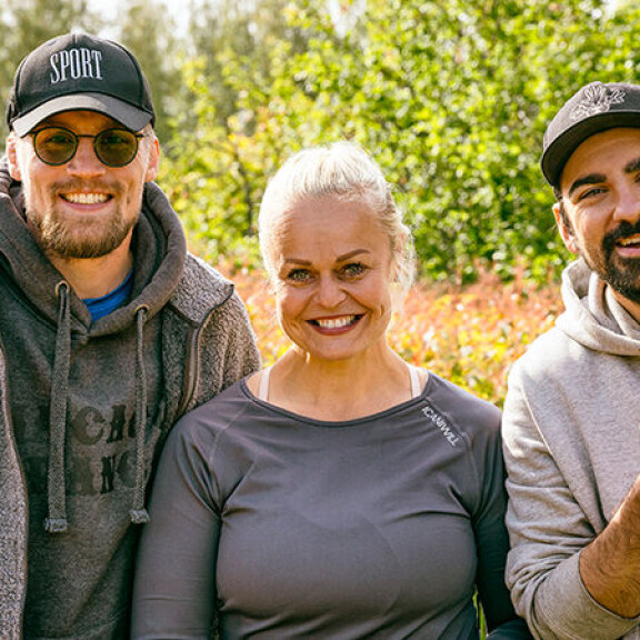 Teemu ja Taina kisaavat finaalissa Farmi Suomen voitosta. Oikealla kolmanneksi sijoittunut Gogi Mavromichalis. Teemu ja Taina kisaavat finaalissa Farmi Suomen voitosta. Oikealla kolmanneksi sijoittunut Gogi Mavromichalis.