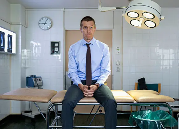 Jussi Vatanen pääosassa mustassa komediassa Mies joka kuoli – katso traileri