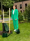 Kruununprinsessa Victoria istuttamassa puuta Tukholmassa vuonna 2023.