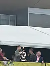 Jesse katseli Ellinooran keikkaa 'poika' kainalossaan.
