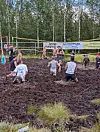 Sebastian Tynkkynen ja Allan-rakas pelaamassa suolentistä