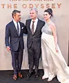 Nolan (kesk.) yhdessä tähtinäyttelijöiden Matt Damonin ja Anne Hathawayn kanssa. Damon näyttelee leffassa Odysseyta ja Hathaway Penelopea.