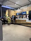 Ystävykset shoppailivat itselleen herkkuja myöhäisillan elokuvaan.