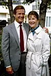 Sir Roger Moore ja Lois Maxwell jäivät samaan aikaan eläkkeelle Bond-elokuvista. Siviilissä he olivat läheisiä ystäviä.