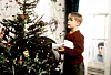 Ensimmäisessä Yksin kotona -elokuvassa (1990) Macaulay Culkin oli 9-vuotias. Oikealla Joe Pescin näyttelemä rosvo Harry.