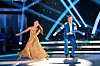 Mika Saukkonen tanssi Liisa Setälän kanssa jääkiekkoaiheisen foxtrotrin Den glider inin tahtiin.