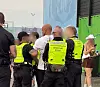 Jeren ympärillä vilisi parhaillaan peräti viisi järjestyksenvalvojaa.