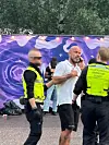 Jere heitteli erilaisia käsimerkkejä tilanteen keskellä.