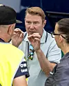 Mika Häkkinen ei ollut Mostissa mikään hiljainen sivustaseuraaja. Kaksinkertainen F1-maailmanmestari näyttää selittävän varikkohenkilökunnalle jotain hyvin paneutuneesti.