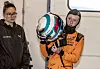 Ella nähdään Jenzer Motorsportin oranssissa ajohaalarissa pilttuussa kypärä käsissään. Kypärässä lukee isosti Ella – eikä epäselväksi jää, kenelle varikolla pidetään peukkuja.