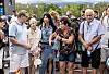 Mika-isä kulki alueella aurinkolaseissa ja vaaleansinisessä poolossa ja Marketa-äiti tyylikkäässä farkkuasussa.
