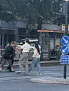 Aku oli valinnut ylleen lähes Al Bundymaisen asukokonaisuuden. Behm taasen luotti rentoon farkkutyyliin, joka poikkesi melkoisesti hänen esiintymisstailistaan.