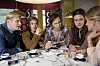 Kuvassa vasemmalla Antti Luusuaniemi (Lauri), Samuli Vauramo (Vesa), Juho Milonoff (Keijo), Krista Kosonen (Raija) ja Noora Peltokukka (Irma).