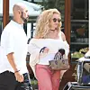 Britney kuvattiin läpikuultavassa pitsihmaeessa ja Louis Vuitton -laukku kädessään.
