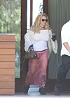 Asukokonaisuuden Britney viimeisteli tummilla pilottiaurinkolaseilla, mustalla choker-kaulakorulla ja mustilla sormettomilla hansikkailla. Vaaleat hiukset hulmusivat pitkänä ja laineikkaina.