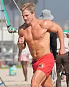 Sarjan pääosassa nähdään Stephen Amell, joka näyttelee Hobie Buchanania, Baywatchin kapteenia.