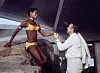 Trina Parks (Thumper) ja Sean Connery (James Bond) elokuvassa Timantit ovat ikuisia.